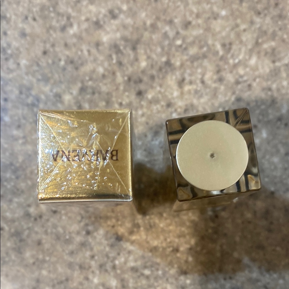 Transfer Proof Color Changing Lipstick - Picture 3 of 9